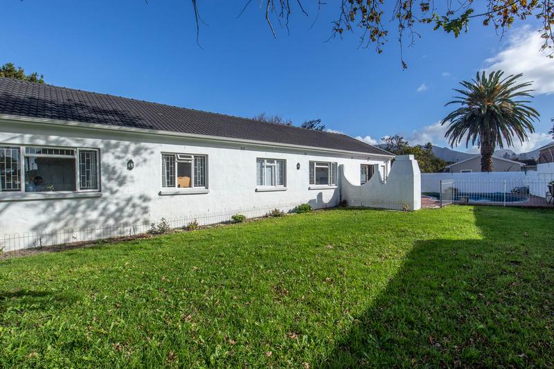To Let 4 Bedroom Property for Rent in Constantia Western Cape